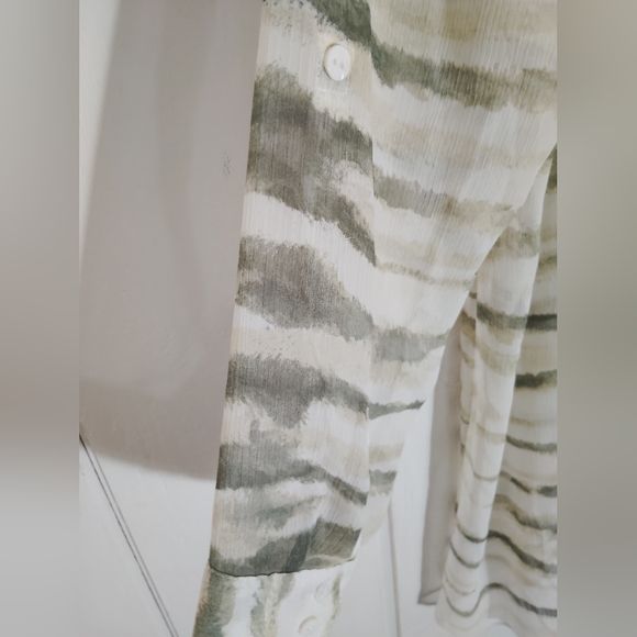 LIKE NEW!! CHICO'S, High Low Asymmetrical Tunic Blouse. Size 2(L) - Picture 6 of 7